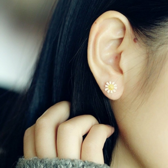 925 Sterling Silver Tiny Daisy Flower Earrings - Picture 5 of 5